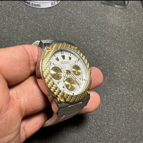 Guess Zena Analog White Dial White Silicone Quartz Round Women's Watch W1094L1 - Picture 4 of 10